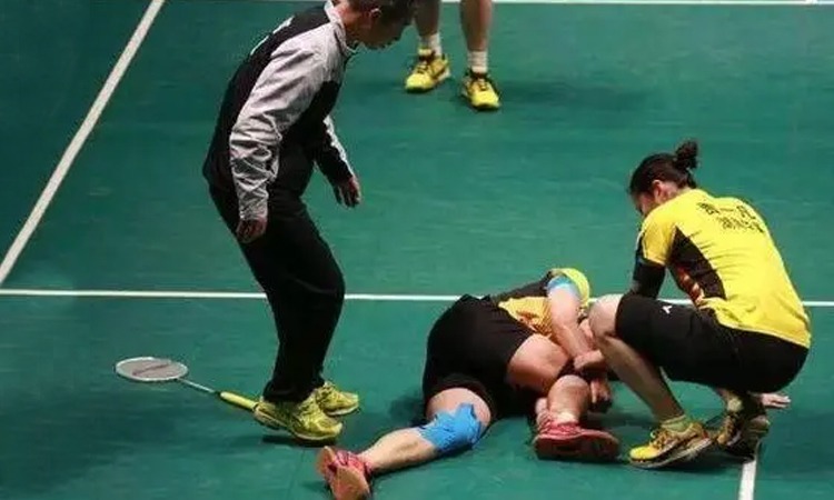 安东尼·戴维斯强烈否认左手手术传闻，独行侠未来存疑