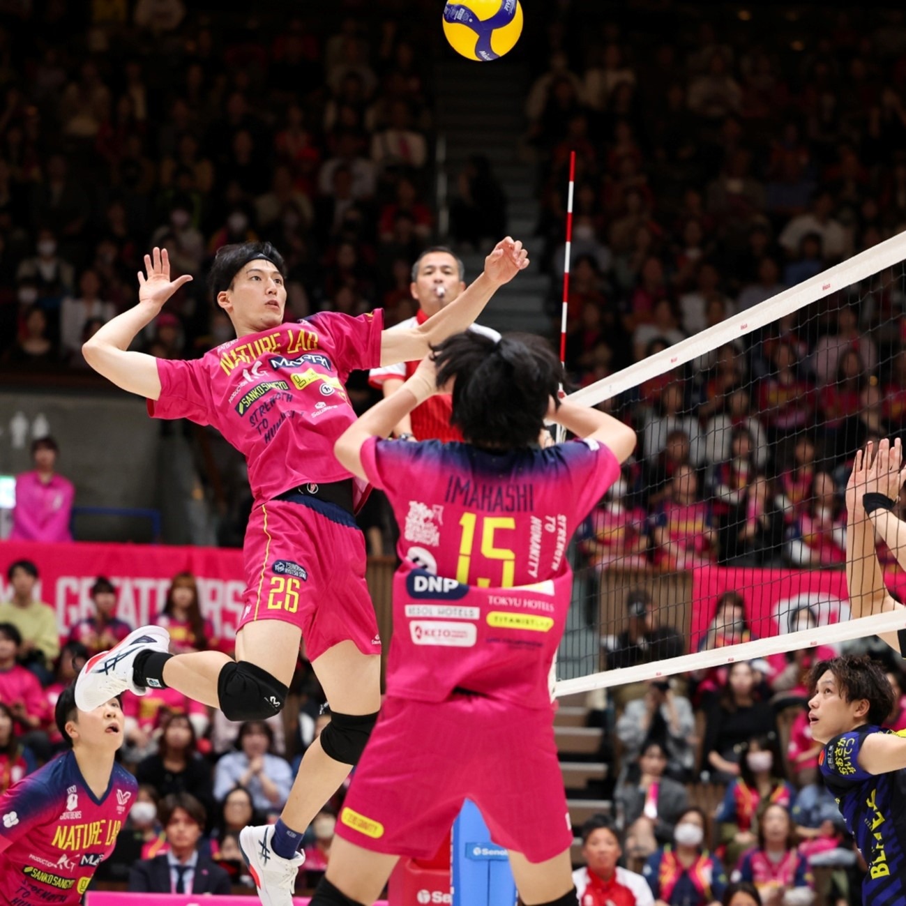 马斯切拉诺：阿连德因发烧没参加训练；温哥华队有很多好球员