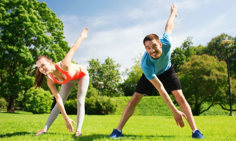 今天的@IBEW103和@necaboston平民英雄在钓鱼时发现水面有异常光亮。菲利普·陈发现一艘倾覆的船只上有三名男子紧紧攀附，他成功救起三人并将他们送至海岸警卫队。 来源：凯尔特人官方推特